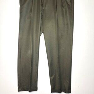 Roundtree and Yorke Easy Care Pleated Dark Tan Trouser Dress Pants Sz W 42 L 32